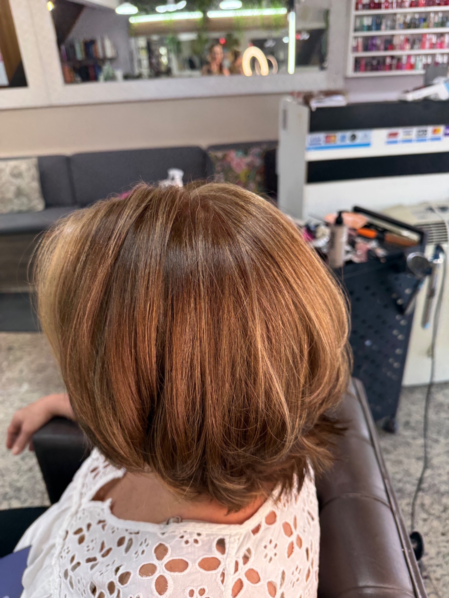 Aplicação de coloração de cabelo com técnica profissional
