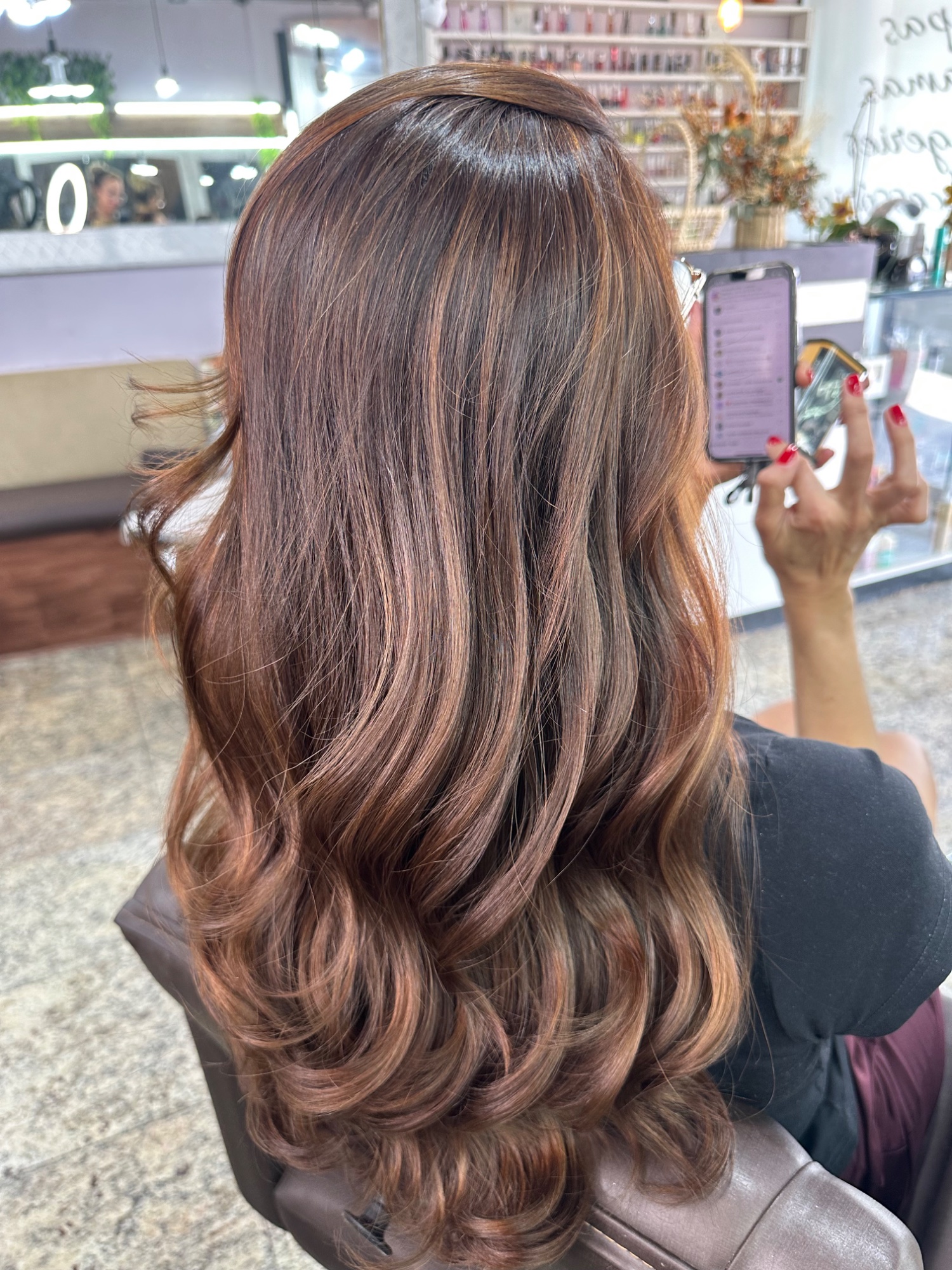 Finalização de mechas douradas em cabelo moreno
