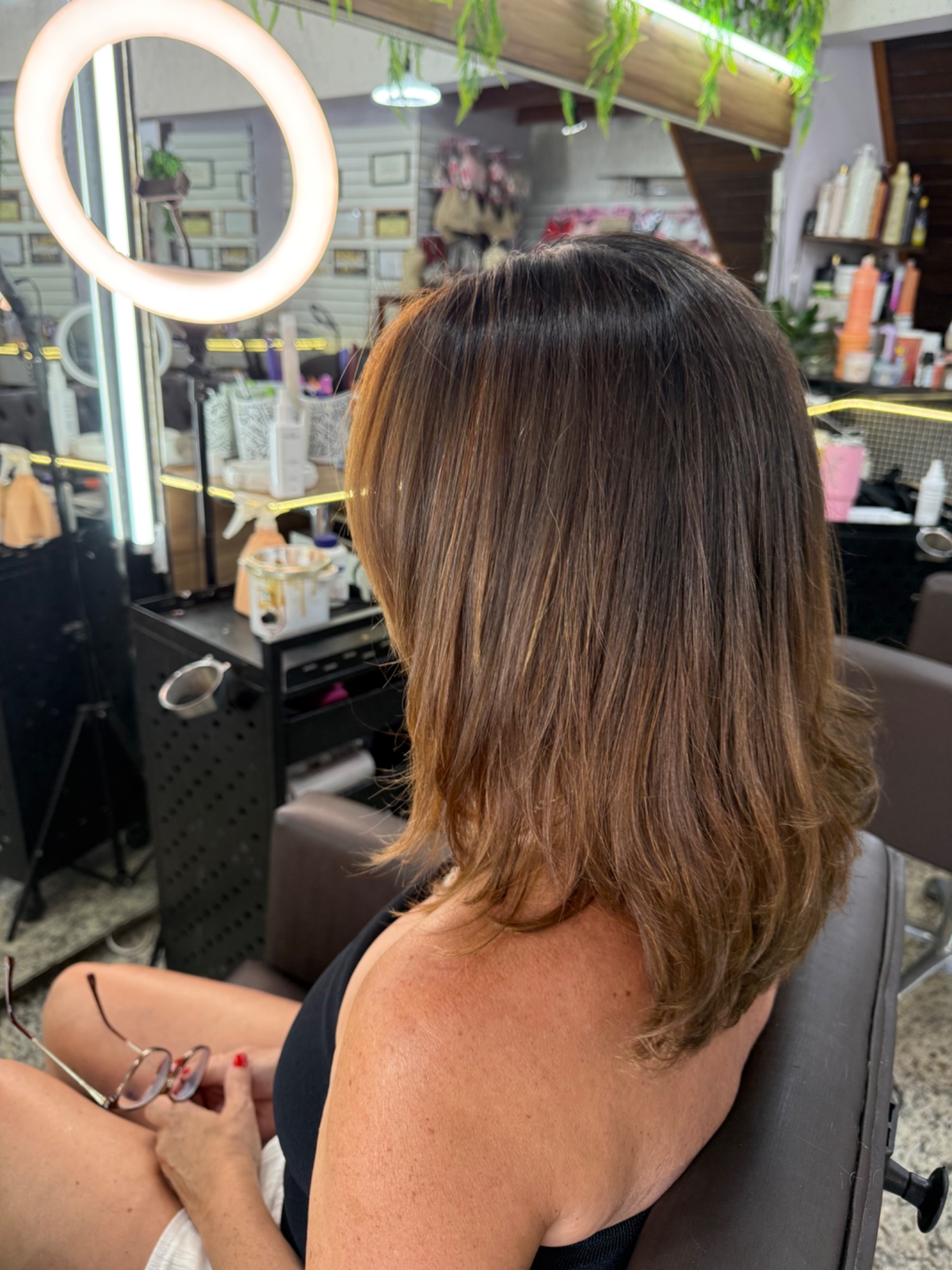 Comparação de tons de mechas em cabelo castanho