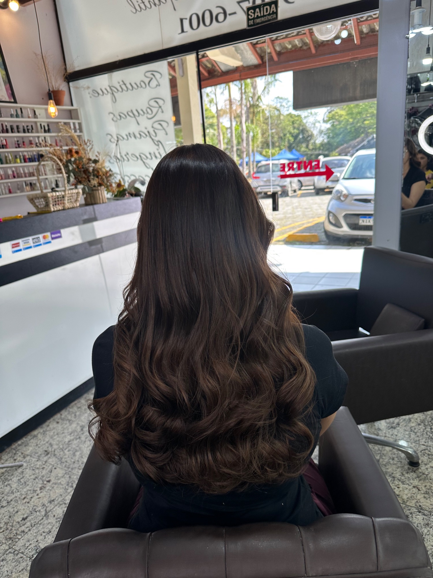 Processo de aplicação de mechas para morena iluminada no salão