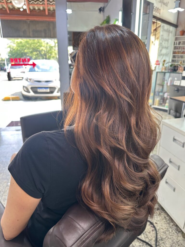 Morena iluminada: técnica de mechas para realçar tom