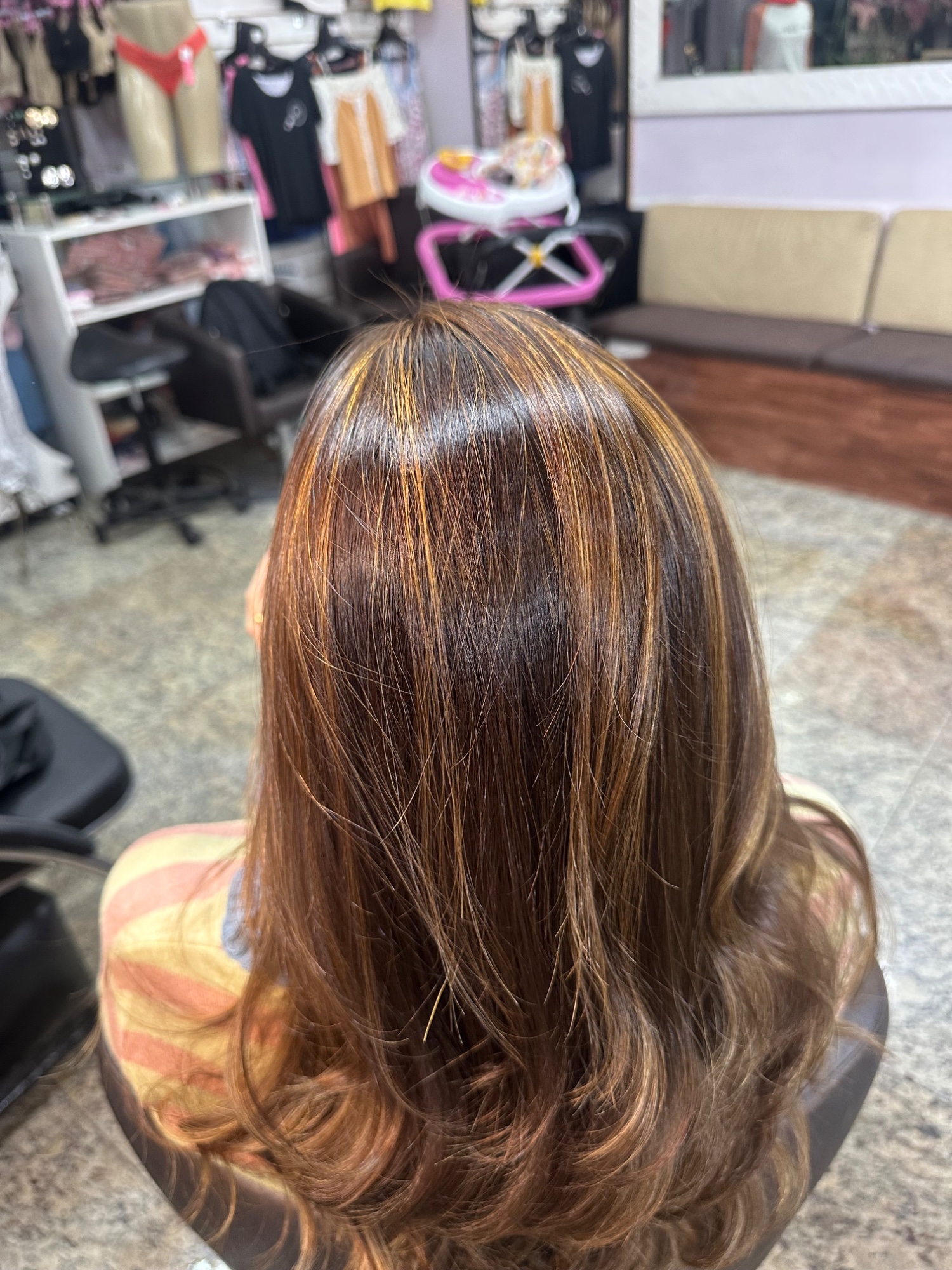 Cabelo castanho com reflexos naturais da morena iluminada